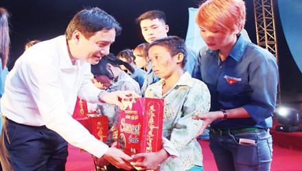 Program held to support young workers - ảnh 1